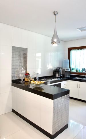 Casa para alugar com 500m², 4 quartos e 4 vagas Casa para alugar com 500m², 4 quartos e 4 vagasCozinha e Área de Serviço