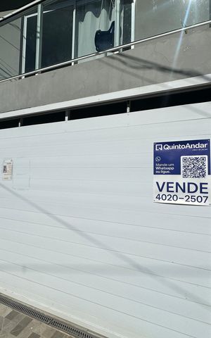 Casa à venda com 230m², 4 quartos e 2 vagas Casa à venda com 230m², 4 quartos e 2 vagasFachada