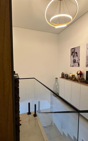 Casa à venda com 230m², 4 quartos e 2 vagas Casa à venda com 230m², 4 quartos e 2 vagasEscada