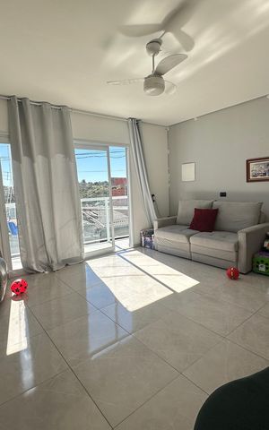 Casa à venda com 230m², 4 quartos e 2 vagas Casa à venda com 230m², 4 quartos e 2 vagasSala