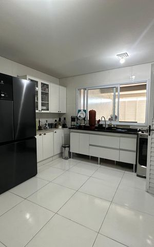 Casa à venda com 230m², 4 quartos e 2 vagas Casa à venda com 230m², 4 quartos e 2 vagasCozinha