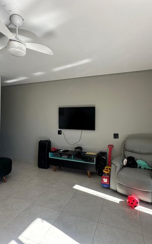 Casa à venda com 230m², 4 quartos e 2 vagas Casa à venda com 230m², 4 quartos e 2 vagasSala