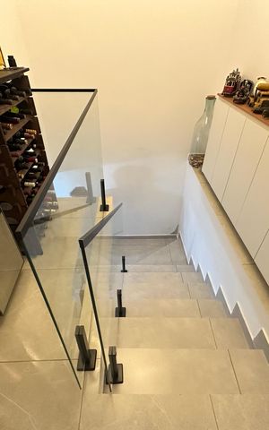 Casa à venda com 230m², 4 quartos e 2 vagas Casa à venda com 230m², 4 quartos e 2 vagasEscada