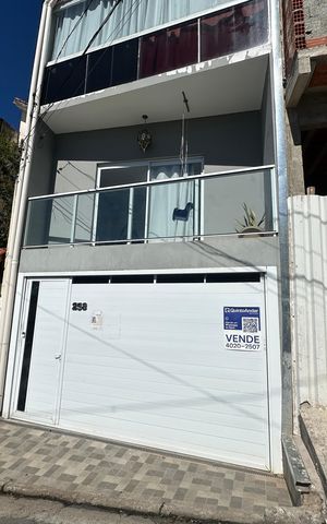 Casa à venda com 230m², 4 quartos e 2 vagas Casa à venda com 230m², 4 quartos e 2 vagasFachada