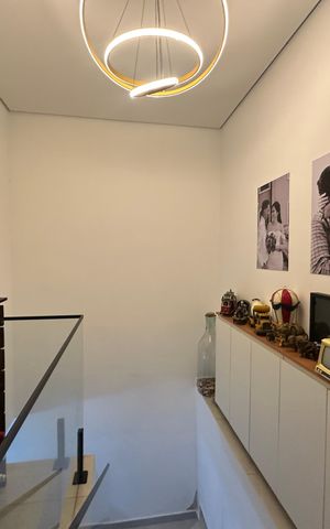 Casa à venda com 230m², 4 quartos e 2 vagas Casa à venda com 230m², 4 quartos e 2 vagasEscada