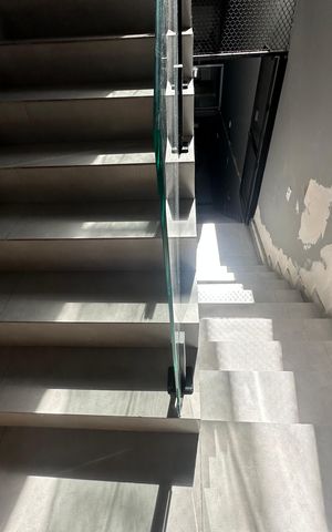 Casa à venda com 230m², 4 quartos e 2 vagas Casa à venda com 230m², 4 quartos e 2 vagasEscada