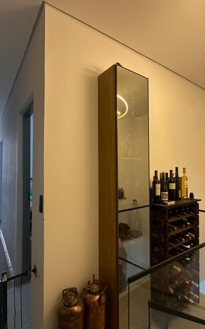 Casa à venda com 230m², 4 quartos e 2 vagas Casa à venda com 230m², 4 quartos e 2 vagasEscada