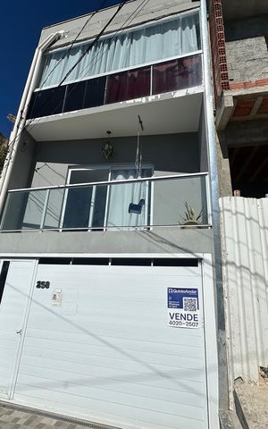 Casa à venda com 230m², 4 quartos e 2 vagas Casa à venda com 230m², 4 quartos e 2 vagasFachada
