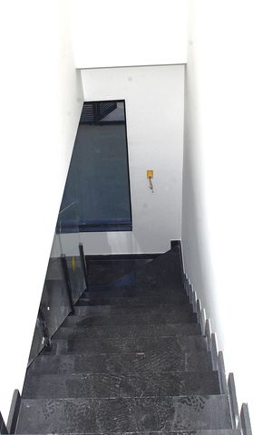 Casa à venda com 135m², 3 quartos e 2 vagasEscada