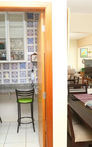 Apartamento à venda com 70m², 2 quartos e 1 vagaDetalhe da sala e porta da cozinha