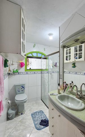 Casa à venda com 180m², 5 quartos e 3 vagas Casa à venda com 180m², 5 quartos e 3 vagasBanheiro da suíte 4