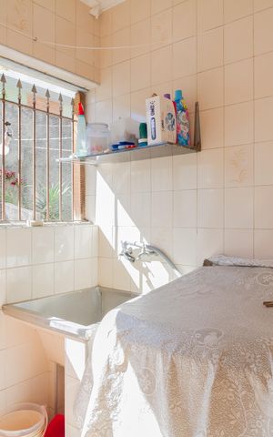 Casa à venda com 150m², 4 quartos e 5 vagas Casa à venda com 150m², 4 quartos e 5 vagasÁrea de Serviço