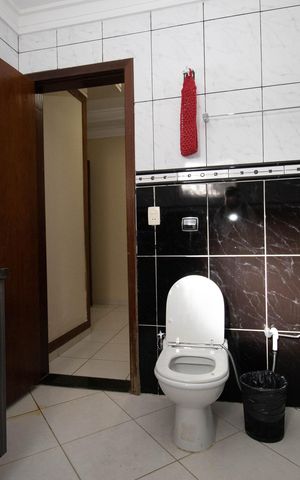 Casa de condomínio para alugar com 460m², 5 quartos e 4 vagas Casa de condomínio para alugar com 460m², 5 quartos e 4 vagasBanheiro da Suíte