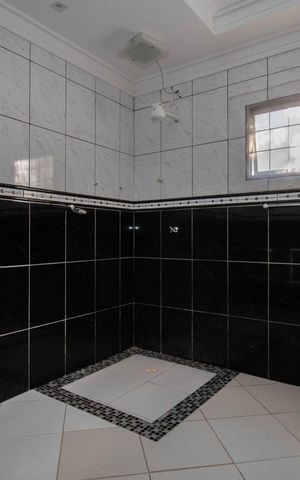 Casa de condomínio para alugar com 460m², 5 quartos e 4 vagas Casa de condomínio para alugar com 460m², 5 quartos e 4 vagasBanheiro da Suíte