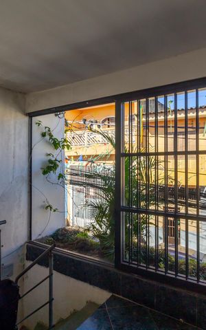 Casa à venda com 300m², 4 quartos e 2 vagas Casa à venda com 300m², 4 quartos e 2 vagasEscada