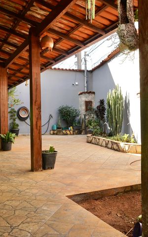 Casa à venda com 313m², 5 quartos e 3 vagas Casa à venda com 313m², 5 quartos e 3 vagasVaranda