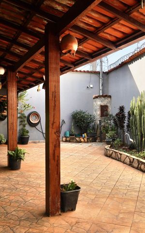 Casa à venda com 313m², 5 quartos e 3 vagas Casa à venda com 313m², 5 quartos e 3 vagasVaranda