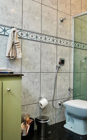 Casa à venda com 313m², 5 quartos e 3 vagas Casa à venda com 313m², 5 quartos e 3 vagasSuíte - Banheiro