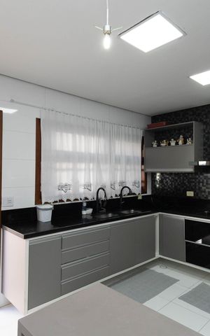 Casa à venda com 240m², 4 quartos e 4 vagas Casa à venda com 240m², 4 quartos e 4 vagasCozinha - Armários
