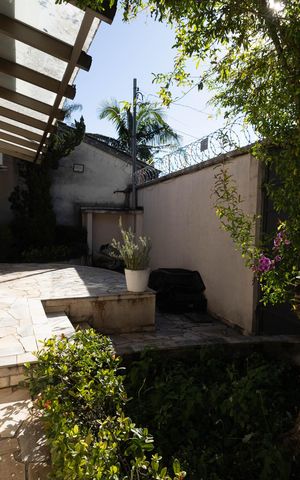 Casa à venda com 240m², 4 quartos e 4 vagas Casa à venda com 240m², 4 quartos e 4 vagasGaragem