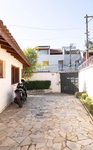 Casa à venda com 240m², 4 quartos e 4 vagas Casa à venda com 240m², 4 quartos e 4 vagasGaragem