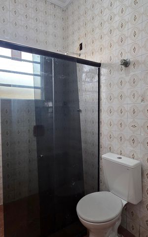 Casa para alugar com 78m², 2 quartos e 2 vagas Casa para alugar com 78m², 2 quartos e 2 vagasBanheiro