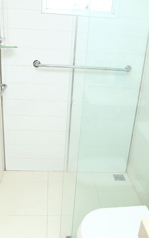 Apartamento à venda com 87m², 2 quartos e 1 vagaDetalhe das barras no banheiro Social