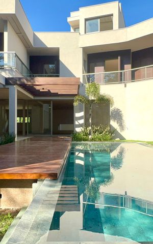 Casa à venda com 799m², 3 quartos e 1 vaga Casa à venda com 799m², 3 quartos e 1 vagaFachada