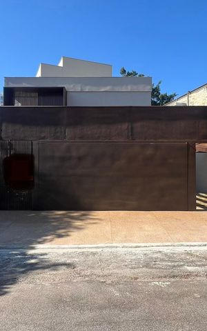 Casa à venda com 799m², 3 quartos e 1 vaga Casa à venda com 799m², 3 quartos e 1 vagaFachada