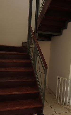 Casa de condomínio para alugar com 150m², 3 quartos e 3 vagasEscada