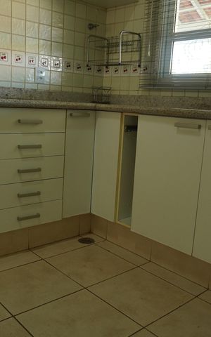 Casa de condomínio para alugar com 150m², 3 quartos e 3 vagasCozinha - Armários