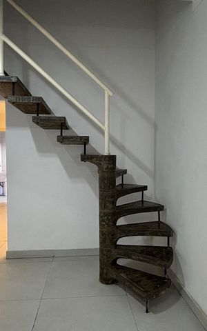 Casa à venda com 130m², 2 quartos e 1 vaga Casa à venda com 130m², 2 quartos e 1 vagaEscada