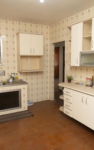 Casa à venda com 400m², 3 quartos e 8 vagas Casa à venda com 400m², 3 quartos e 8 vagasCozinha - Armários