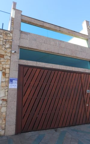 Casa à venda com 196m², 3 quartos e 2 vagasFachada