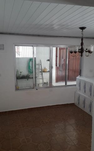 Casa à venda com 70m², 2 quartos e 4 vagas Casa à venda com 70m², 2 quartos e 4 vagasSala
