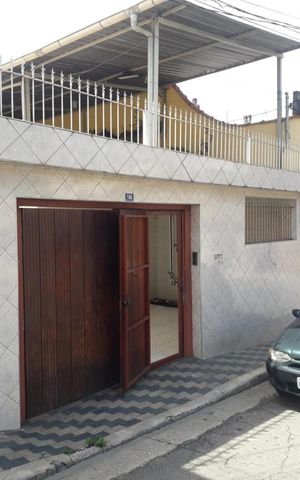 Casa à venda com 70m², 2 quartos e 4 vagas Casa à venda com 70m², 2 quartos e 4 vagasFachada