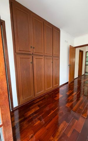 Casa à venda com 187m², 4 quartos e 3 vagas Casa à venda com 187m², 4 quartos e 3 vagasQuarto