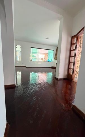 Casa à venda com 187m², 4 quartos e 3 vagas Casa à venda com 187m², 4 quartos e 3 vagasSala