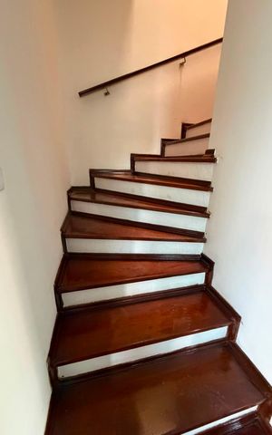 Casa à venda com 187m², 4 quartos e 3 vagas Casa à venda com 187m², 4 quartos e 3 vagasEscada
