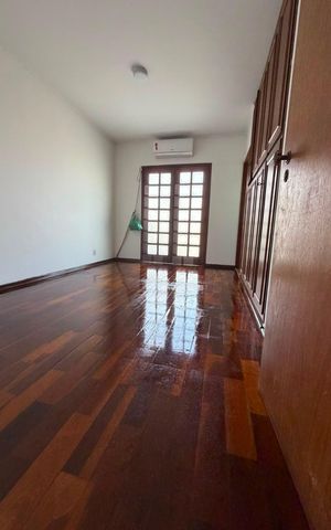 Casa à venda com 187m², 4 quartos e 3 vagas Casa à venda com 187m², 4 quartos e 3 vagasQuarto