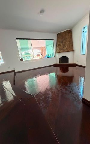 Casa à venda com 187m², 4 quartos e 3 vagas Casa à venda com 187m², 4 quartos e 3 vagasSala