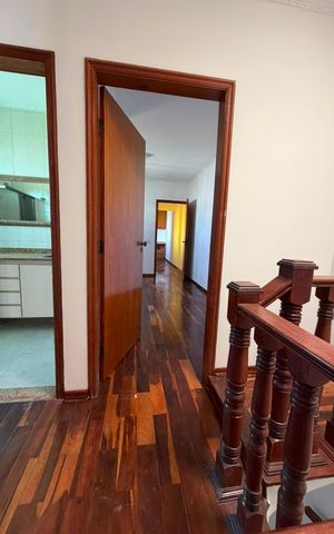 Casa à venda com 187m², 4 quartos e 3 vagas Casa à venda com 187m², 4 quartos e 3 vagasCorredor