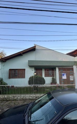 Casa à venda com 200m², 4 quartos e 1 vaga Casa à venda com 200m², 4 quartos e 1 vagaFachada