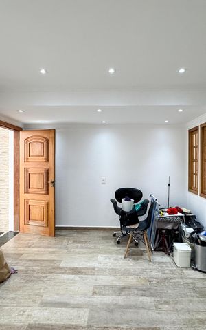 Casa à venda com 160m², 3 quartos e 2 vagas Casa à venda com 160m², 3 quartos e 2 vagasSala
