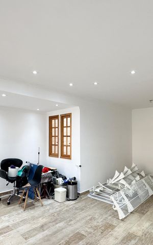 Casa à venda com 160m², 3 quartos e 2 vagas Casa à venda com 160m², 3 quartos e 2 vagasSala
