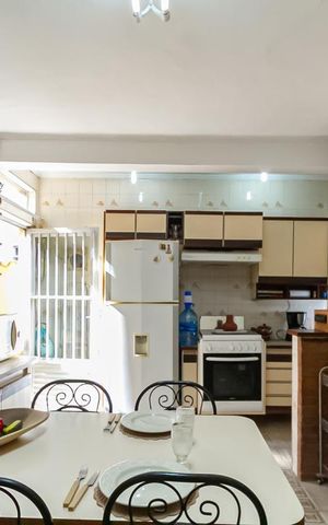 Casa à venda com 223m², 2 quartos e 2 vagas Casa à venda com 223m², 2 quartos e 2 vagasCozinha
