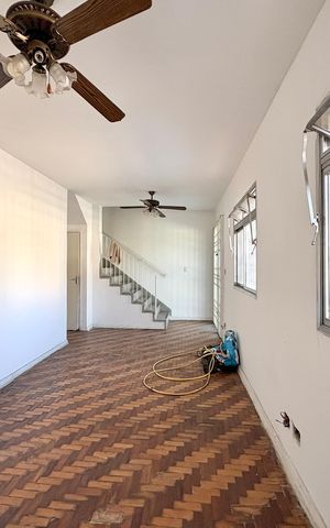 Casa à venda com 130m², 4 quartos e 2 vagas Casa à venda com 130m², 4 quartos e 2 vagasSala