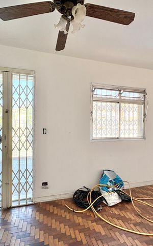 Casa à venda com 130m², 4 quartos e 2 vagas Casa à venda com 130m², 4 quartos e 2 vagasSala