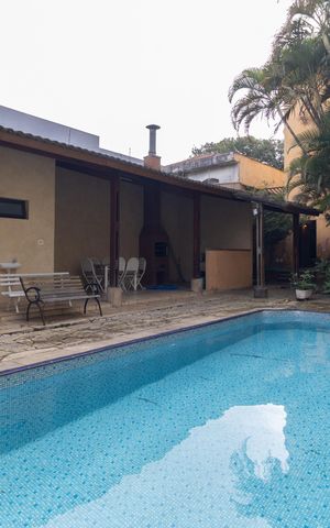 Casa à venda com 653m², 4 quartos e 4 vagas Casa à venda com 653m², 4 quartos e 4 vagasPiscina