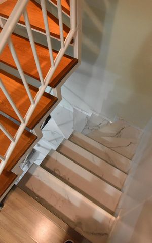 Casa de condomínio à venda com 220m², 3 quartos e 2 vagasEscada